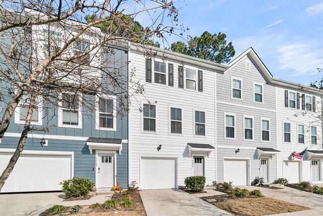 Building Photo - Gorgeous 3-Story Townhome in Park Circle | 3BR + Flex Space + Garage