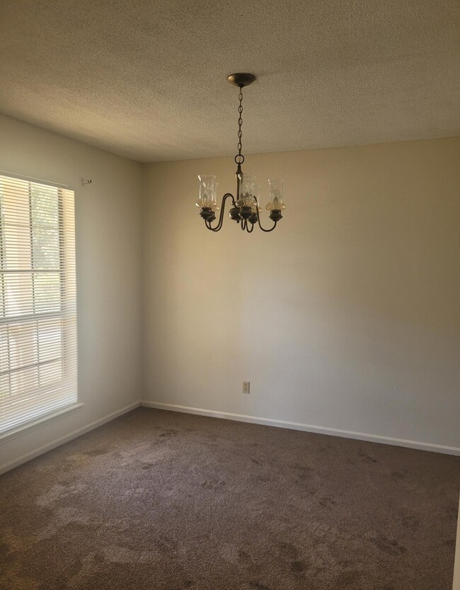 Building Photo - 608 Aztec Ln