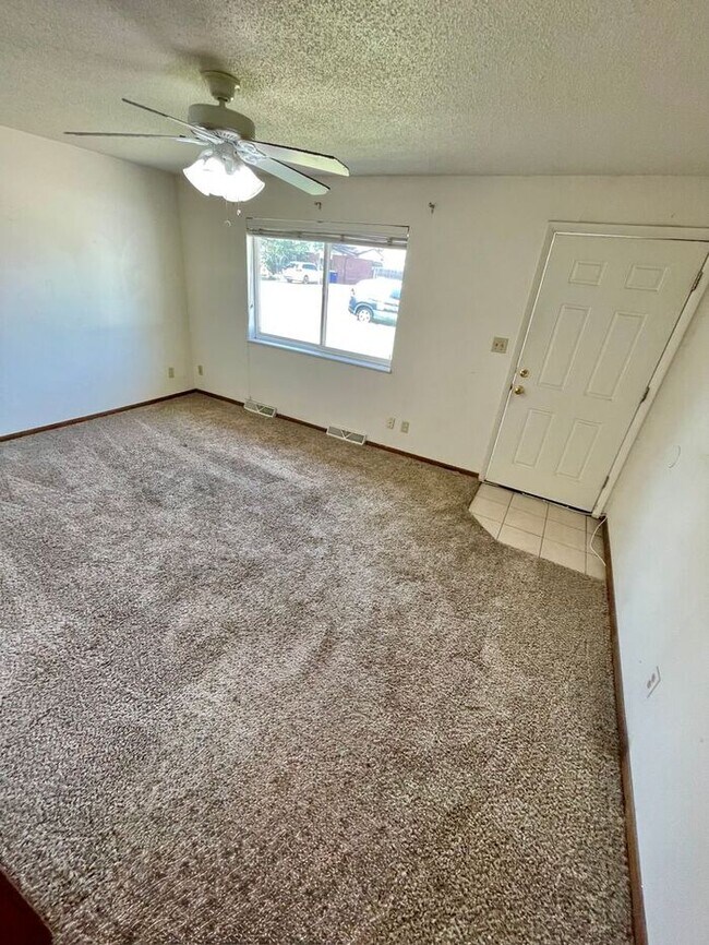 Foto del edificio - 2 Bedroom, 1 Bath Duplex on Outskirts of Loveland, CO