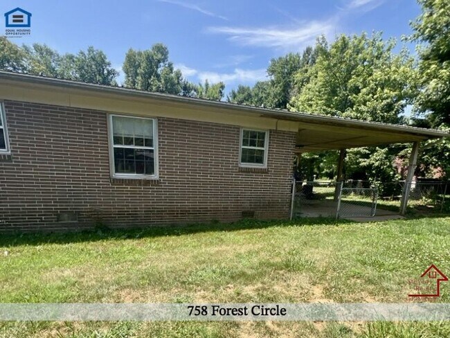 Foto del edificio - 758 Forest Cir