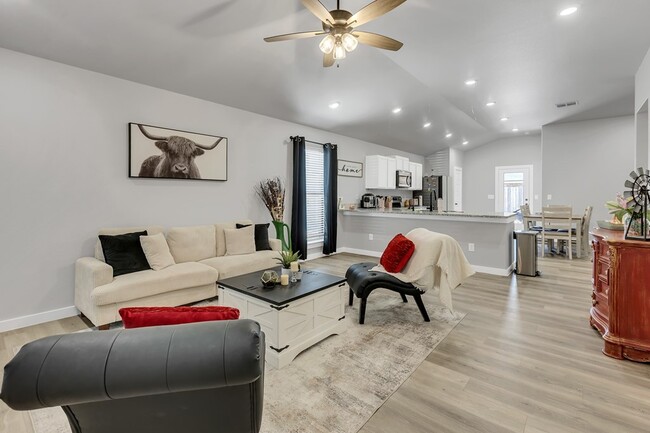 Foto del edificio - 460 Staghorn Dr