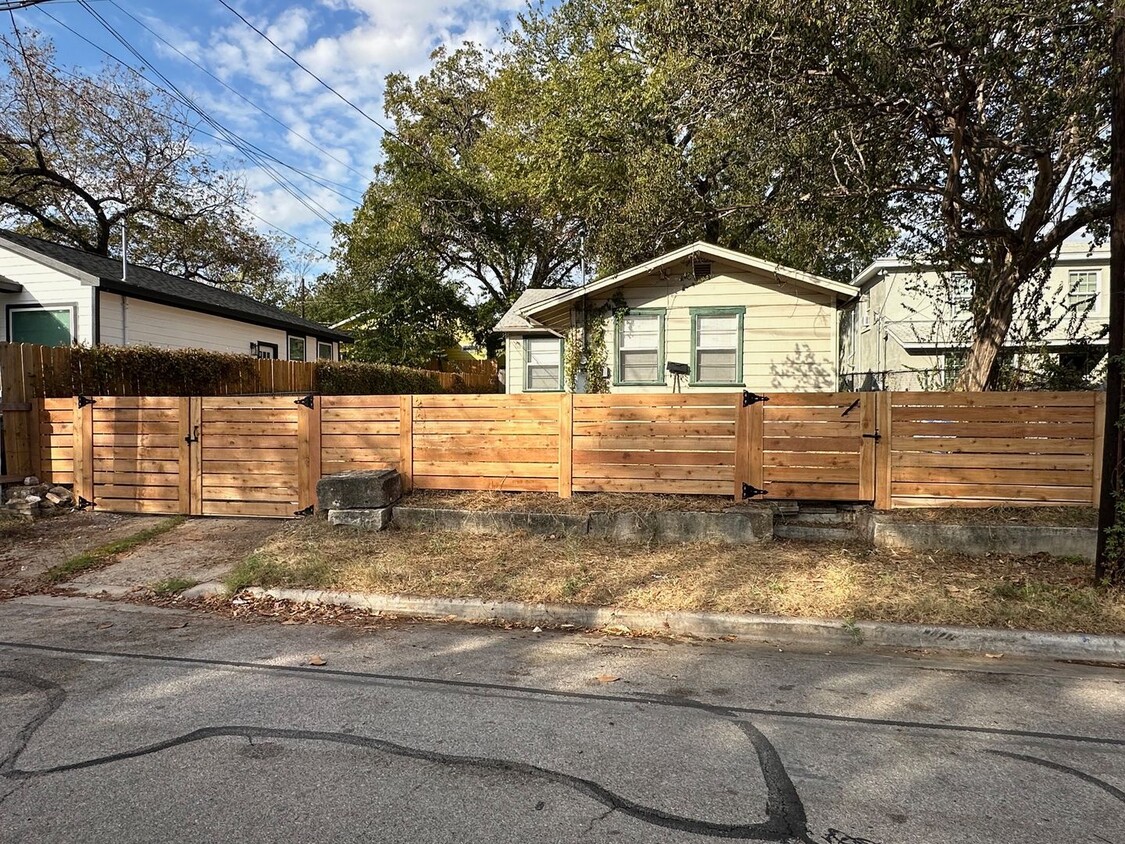 Primary Photo - East Austin Bungalow for Rent