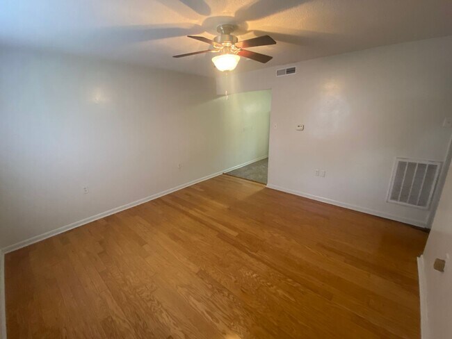 Foto del edificio - A brick townhouse steps from Lakewood shopping and dining — with everything already in it.