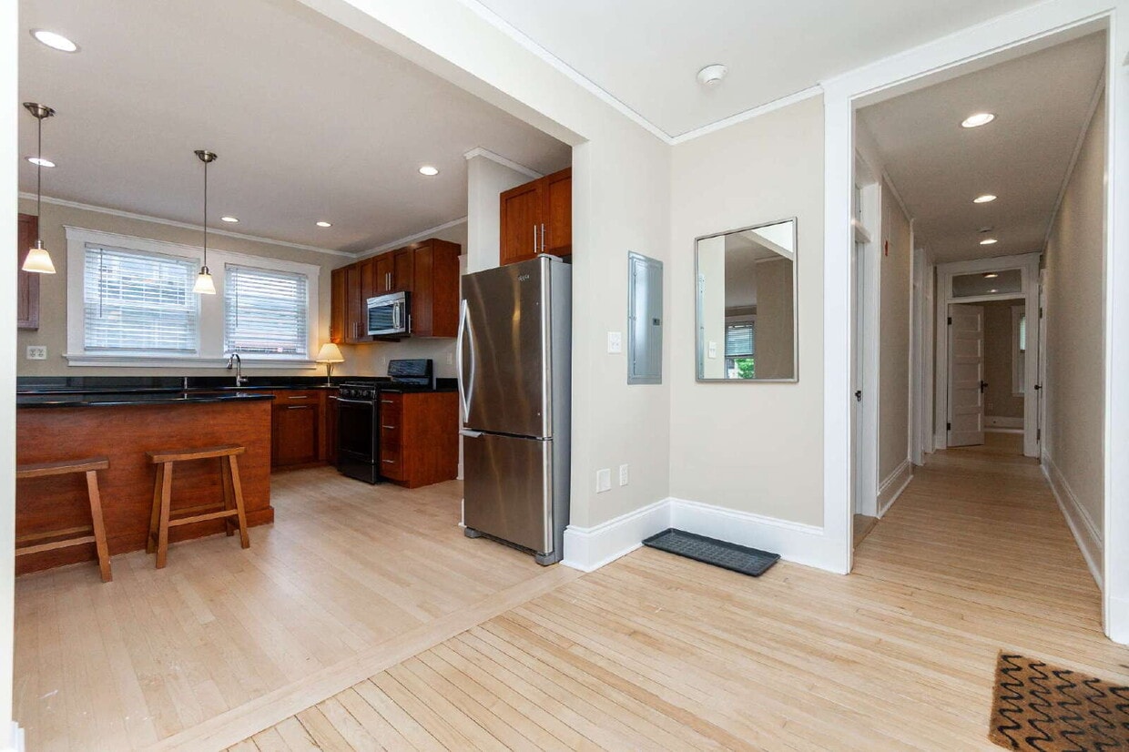 Renovated 3BR/2BA 1,278 SF In-Unit Laundry Parking Basement Storage Available Sept 1 - Renovated 3BR/2BA 1,278 SF In-Unit Laundry Parking Basement Storage Available Sept 1