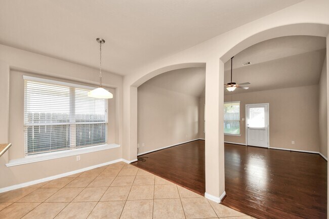 Building Photo - 3115 Lake Dr