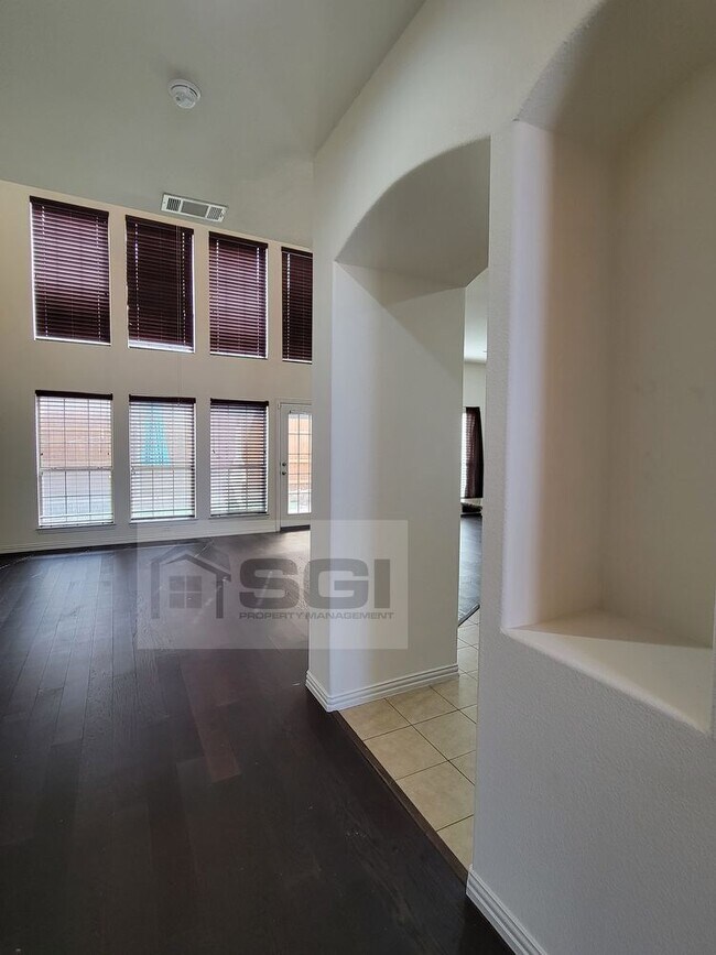 Building Photo - Fantastic 3 Bed Townhouse