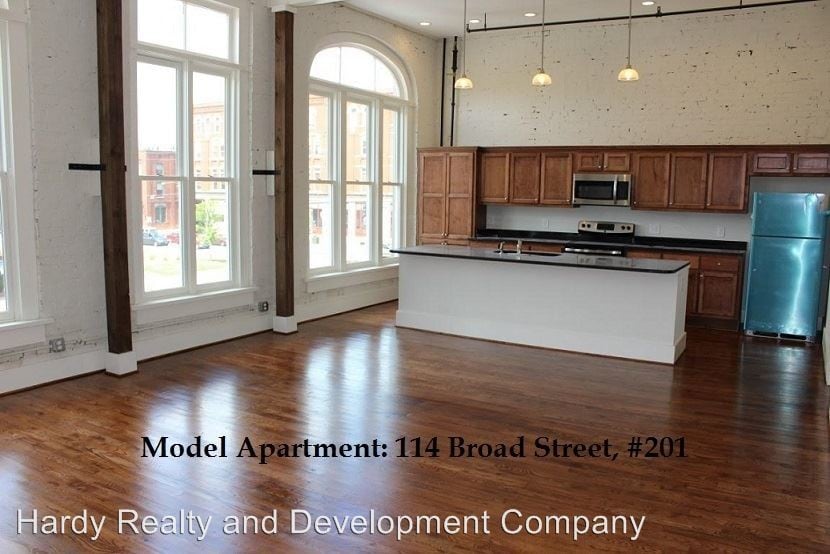 Primary Photo - 114 Broad St