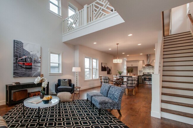 Foto del edificio - Amazing Location - 3 Bed, 2.5 Bath w/ Vaul...