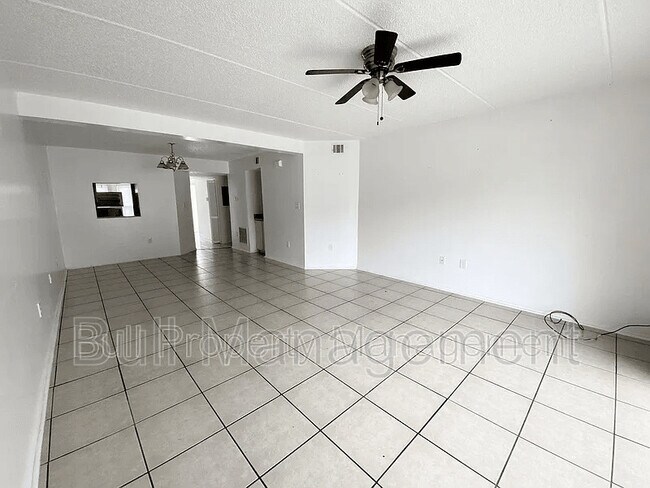 Foto del edificio - 6503 Dumont Ave