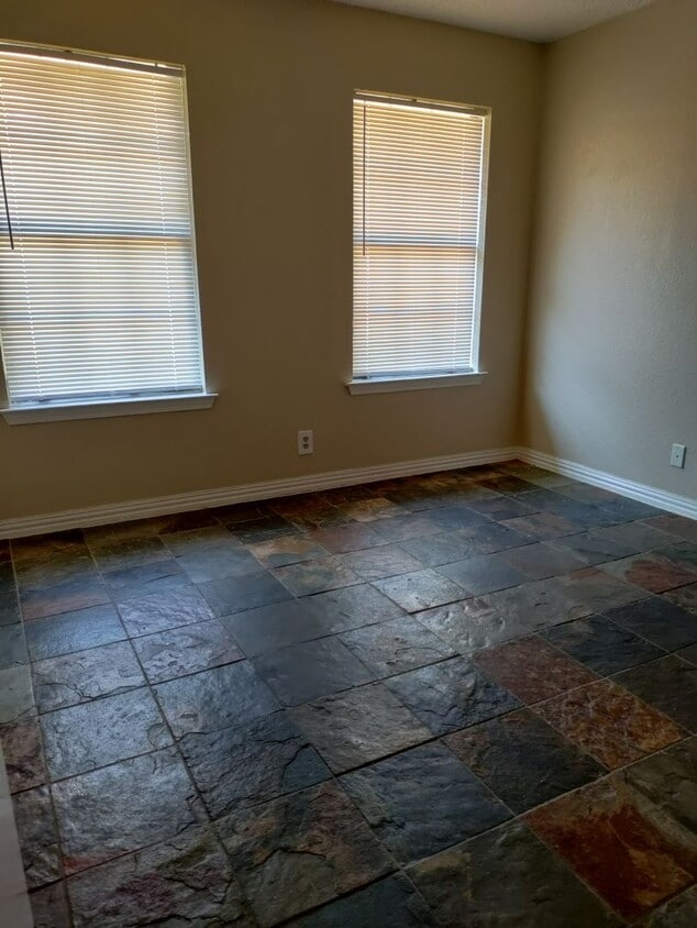 Building Photo - 3 Br Home