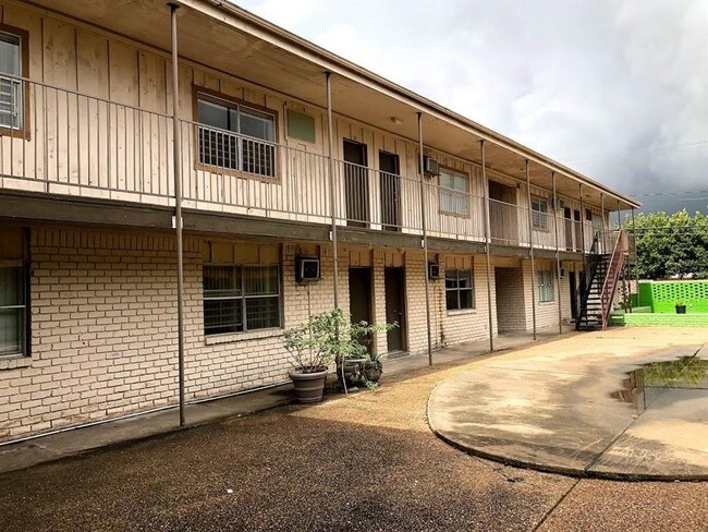Building Photo - 221 Caylor St
