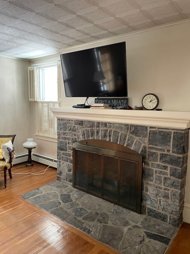 Building Photo - 107 E Main St