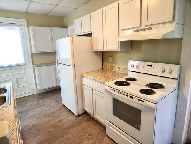 Building Photo - Great 2nd floor apt next to Greensboro College and convenient to downtown!