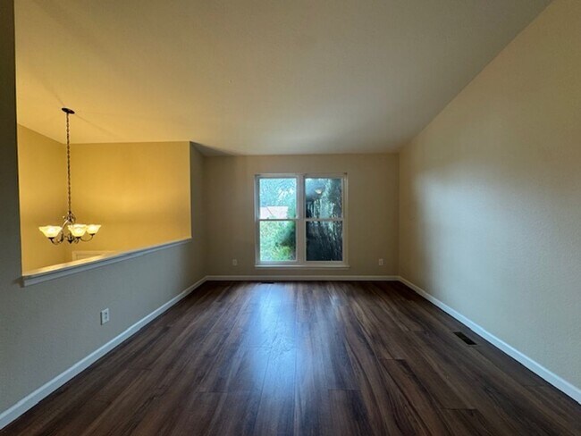Foto del edificio - 4-Bedroom Home with 2-Car Garage close to ...