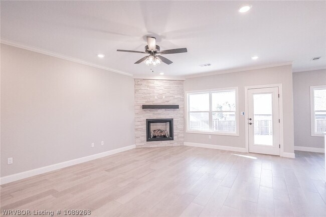 Foto del edificio - 9000 Mayswood Pl