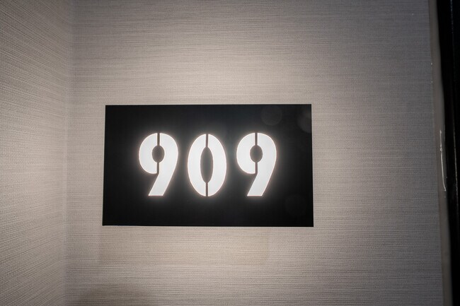 Photo du bâtiment - 1037 The Queensway