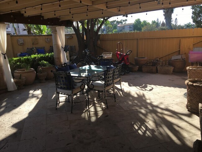 Foto del edificio - 15233-15232 Valleyheart Dr