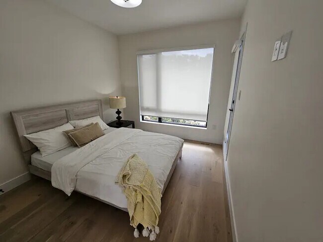 Building Photo - 2 Holmstead Av