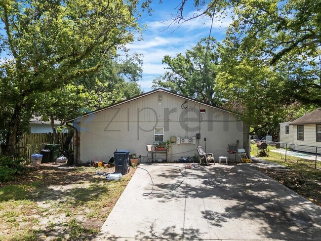 Building Photo - Unit B