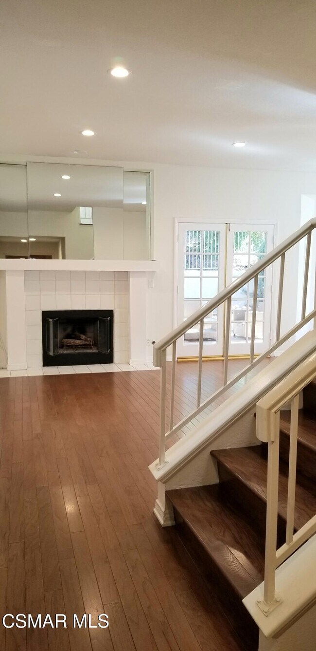 Foto del edificio - 3075 E Hillcrest Dr