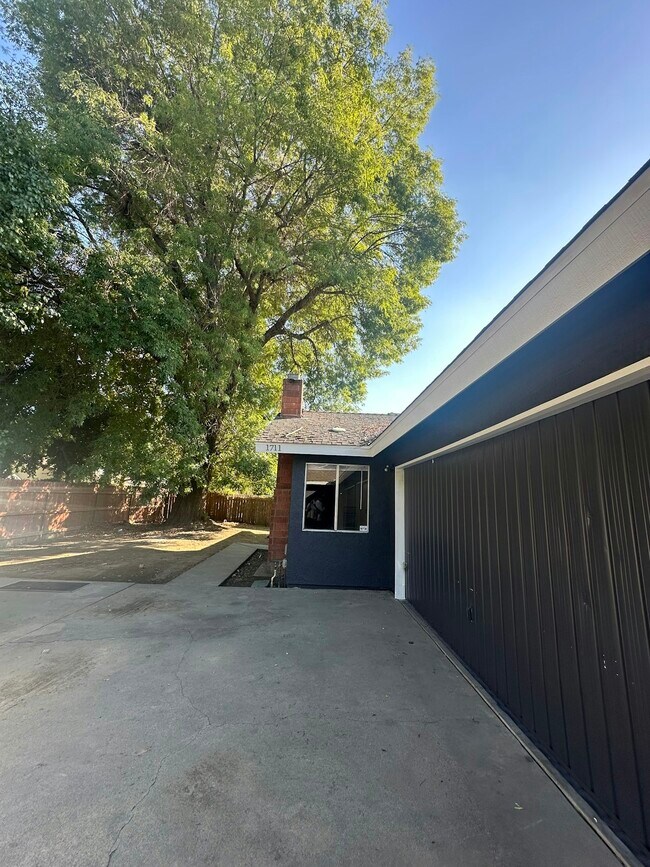 Foto del edificio - 1711 E Paradise Ave