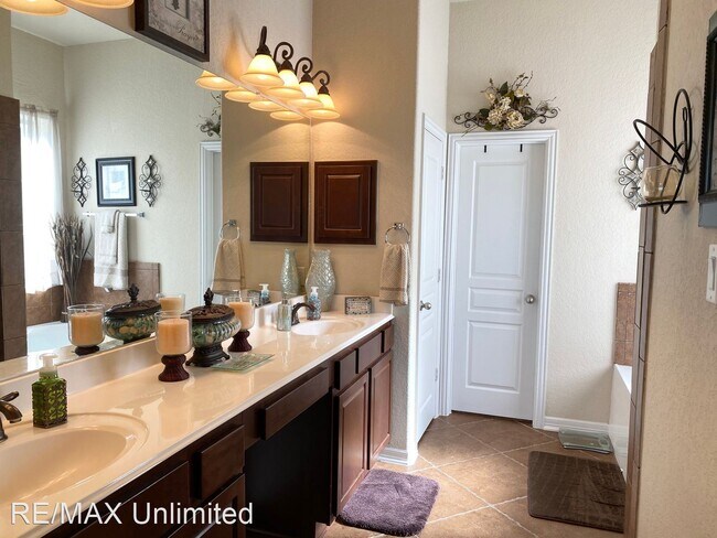 Building Photo - 5 br, 3.5 bath House - 1313 Gwendolyn Way
