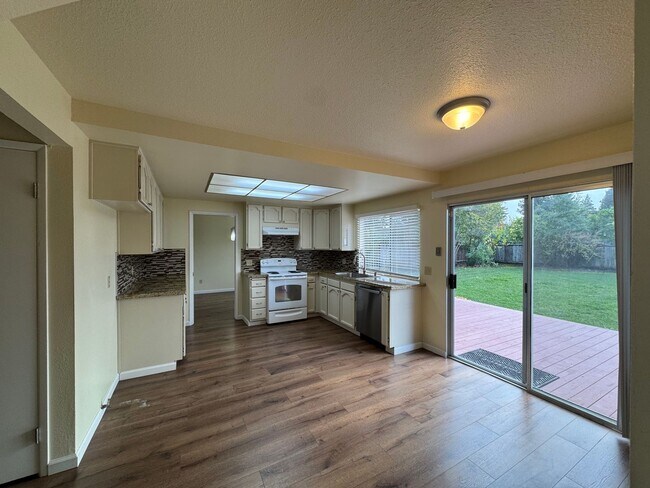 Foto del edificio - Coming Soon - Beautifully remodeled 5 bed/ 2.5 bath with huge backyard