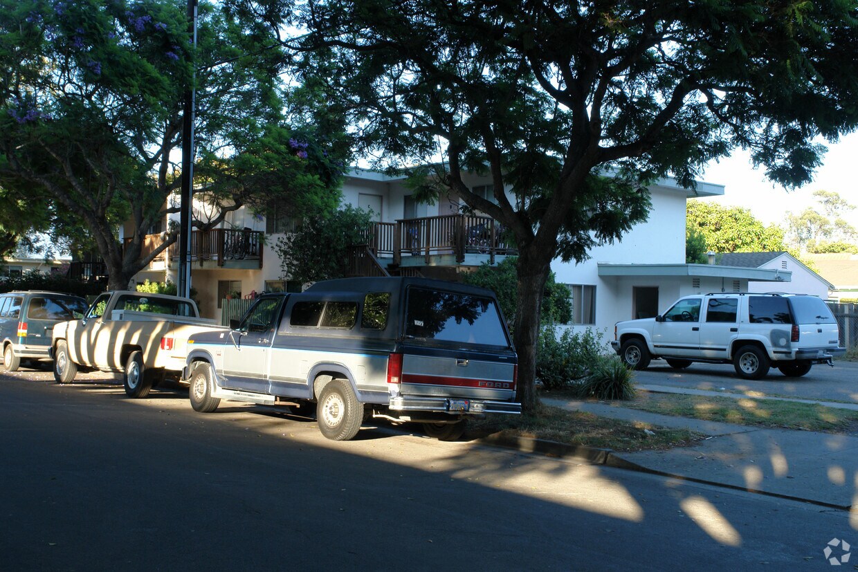 Building Photo - 1135 San Andres St