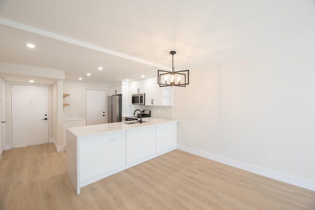 Building Photo - 2322 S Cypress Bend Dr