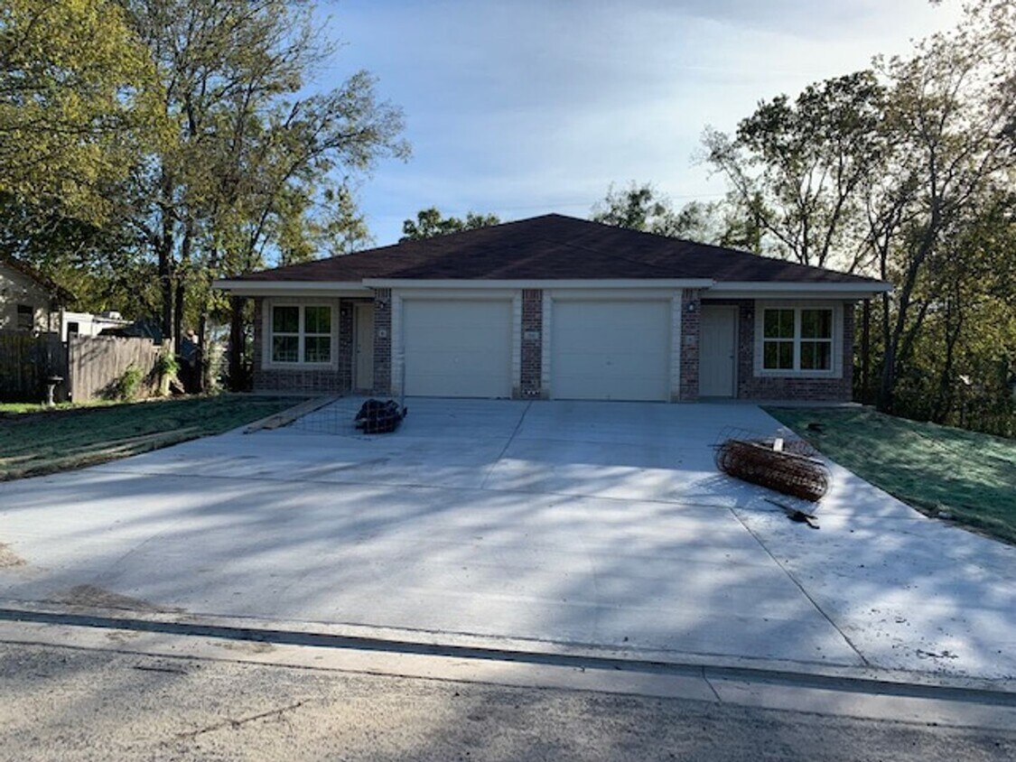 Foto principal - 114 E Valley Rd