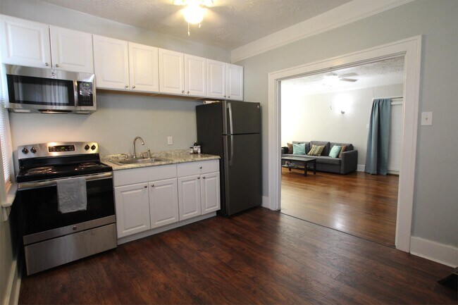 Building Photo - 15 E Victory Dr