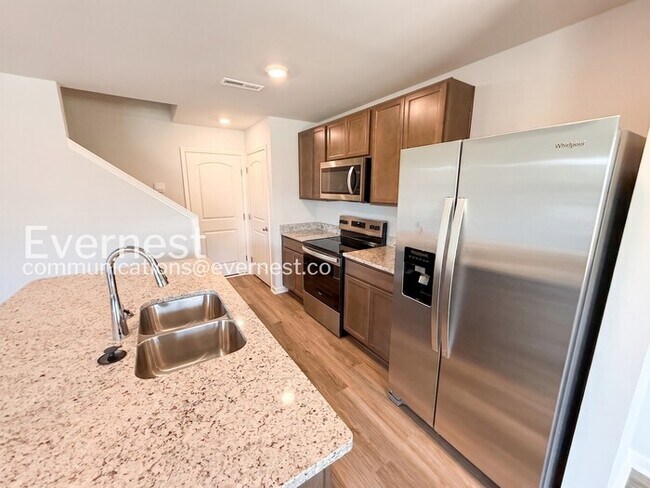 Building Photo - 3 Bed/2.5 Bath Town Home with Garage / Pet-Friendly / Vouchers Accepted / Coming Soon!