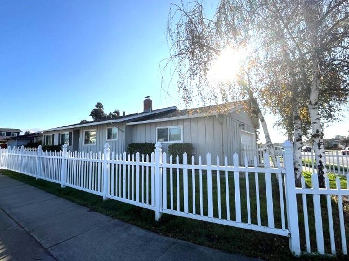 Foto principal - Well kept 3 bedroom, 2 bath detached singl...
