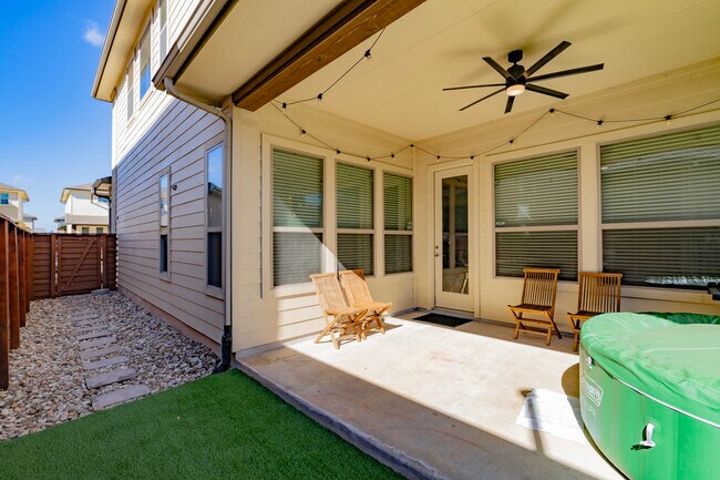 Mobiliario de patio y sendero de piedras de río (jacuzzi no incluido) - 1711 Arcilla St