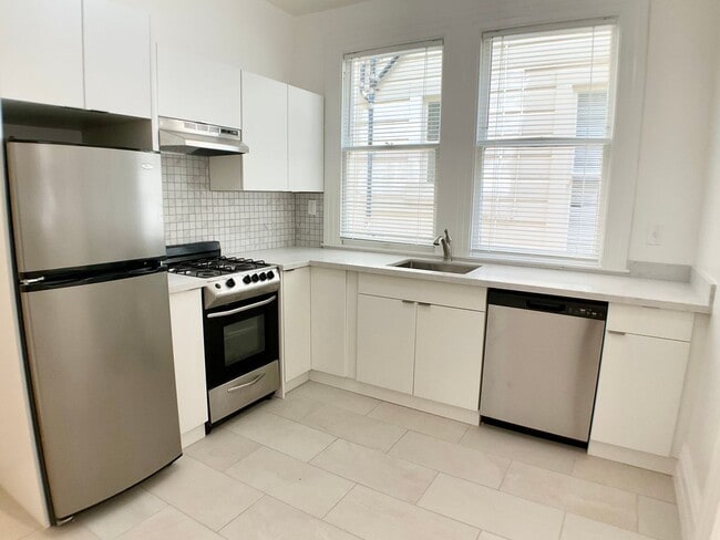 Building Photo - REMODELED 1BR. IN-UNIT LAUNDRY! Dishwasher...