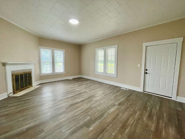 Building Photo - Spacious 4-Bedroom Farmhouse with 2.5 Baths in Raeford!