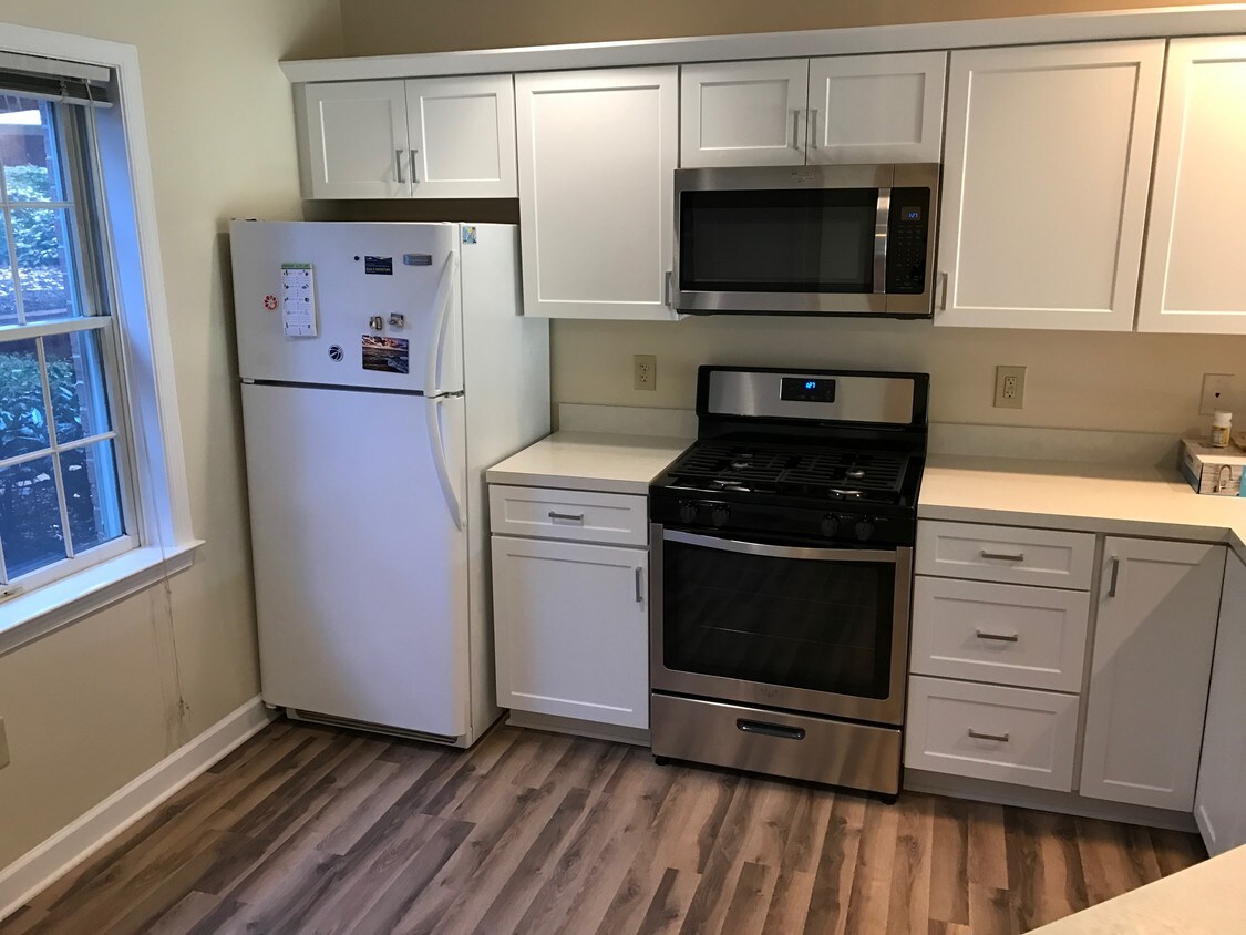Foto principal - 6924 Fairfax Dr