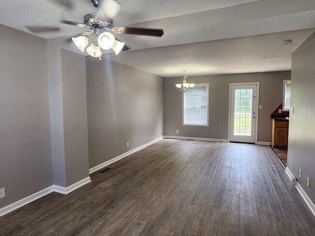 Foto del edificio - $1650 4 Bedroom 2.5 Bath Gorgeous Oak Grov...