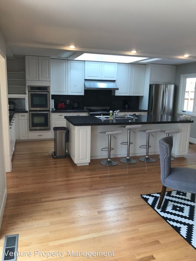 Building Photo - 4 br, 3.5 bath House - 1328 Parkinson Ave.