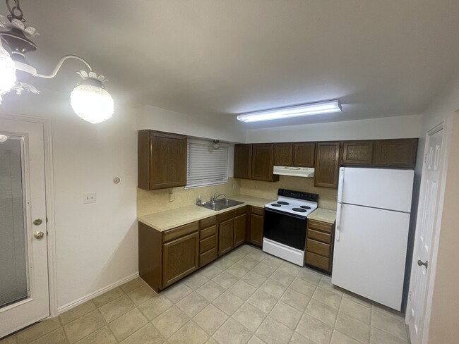 Kitchen - 466 E 400 S