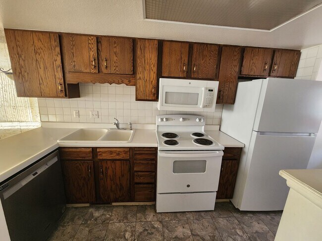 Foto del edificio - ALL PROSPECTIVE TENANTS MUST SUBMIT A $58 NON-REFUNDABLE APPLICATION FEE PER APPLICANT ONLINE AND...