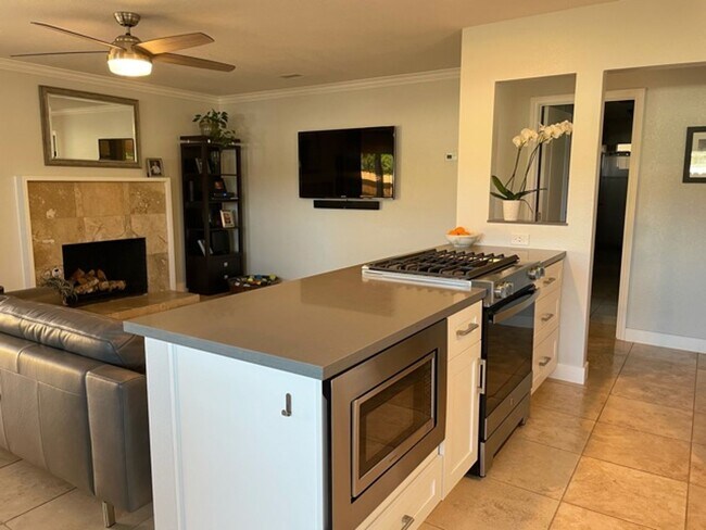 Foto del edificio - Poway: 4bd/2ba+ Attchd Gar - Single Level