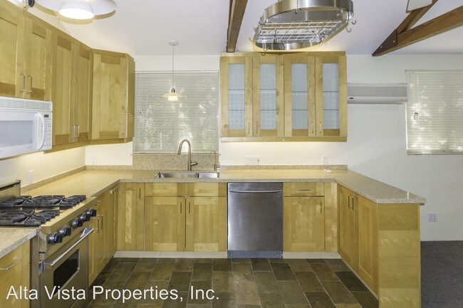 Building Photo - 7426 Draper Ave