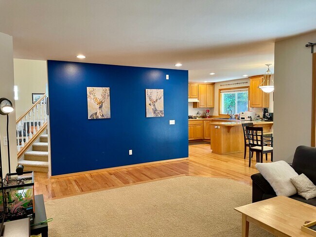 Building Photo - Spacious 4 bedrooms + Den, A/C! Pet(s)!