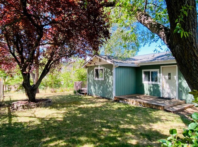 Foto del edificio - Large Home For Rent In Lyle, WA