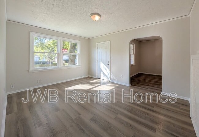 Building Photo - 3051 Columbus Ave