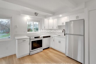 Building Photo - 7026 N Burlington Ave