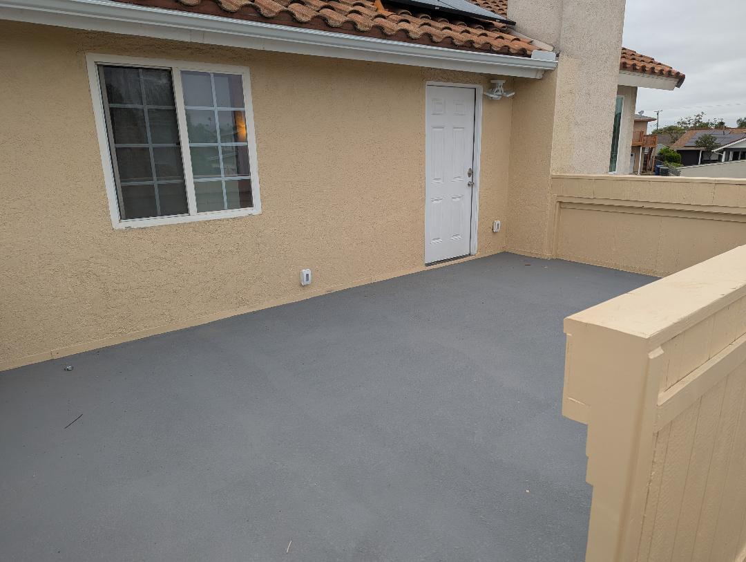 Balcony/entrance - 327 E Palomar St
