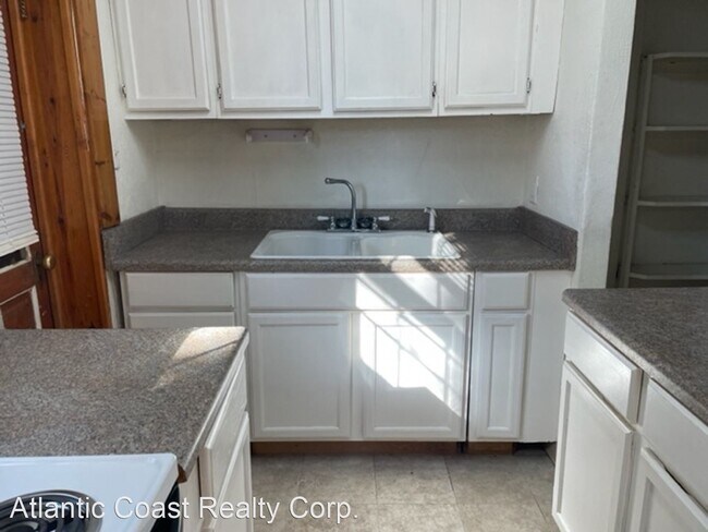 Building Photo - 2 br, 1 bath House - 105 W. Ocean Avenue U...