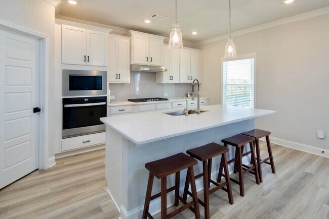 Building Photo - ONE MONTH FREE ON A 14 MONTH LEASE SPECIAL!! TOUR TODAY!